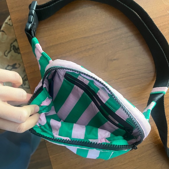 BAGGU Pink and Green Striped Crossbody Fanny pack puffy - Picture 5 of 6